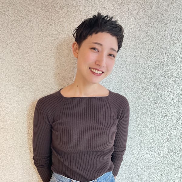 前髪を上げたアップバングのピクシーカット