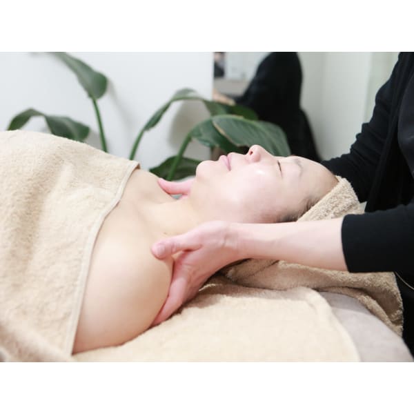 新感覚【小顔スパ！】筋膜にアプローチ&首肩ほぐしで頭痛・眼精疲労も改善