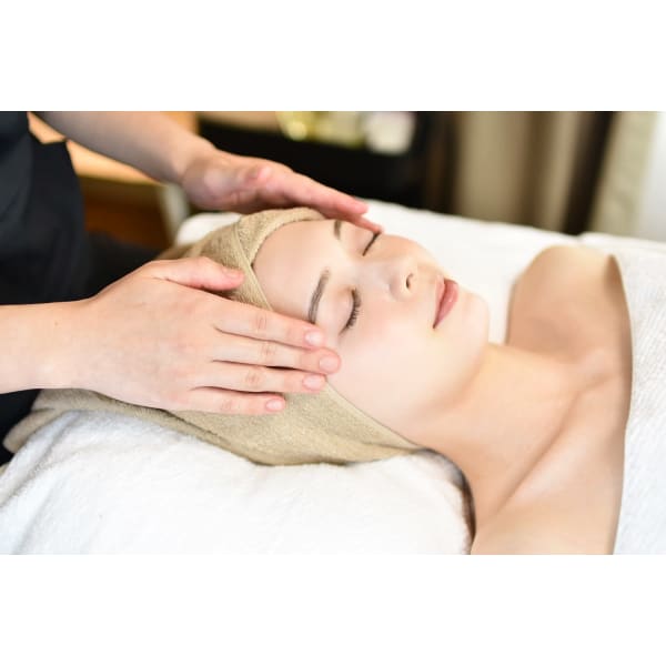 【炭酸パック付き】自慢のハンド技術を体験　もちもちきらめき肌へと導くオールハンドフェイシャル　60分