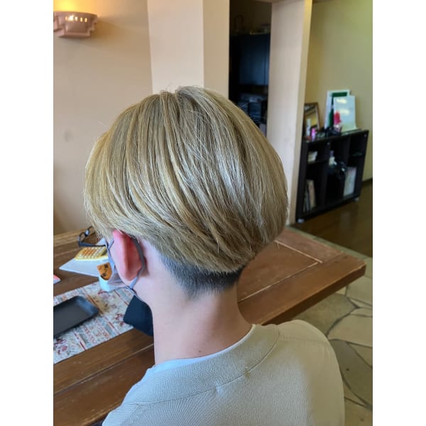 　酸性ストレートショート(耳までの長さ)  髪の長さにより価格が変わります.    ¥19.800