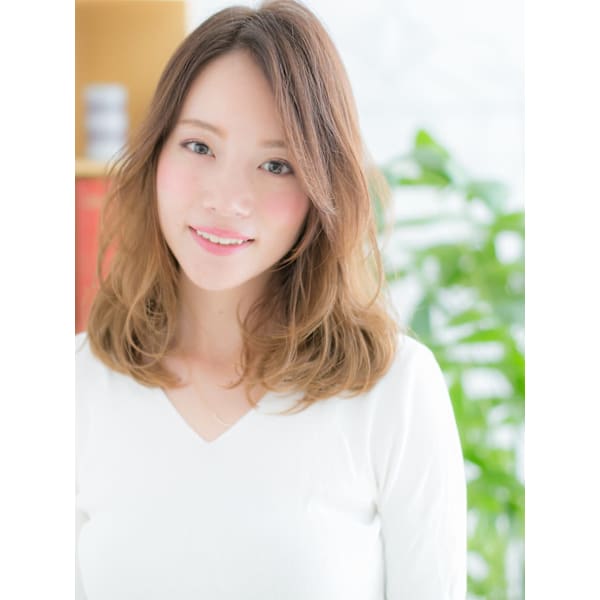 かきあげ前髪の小顔セミディ