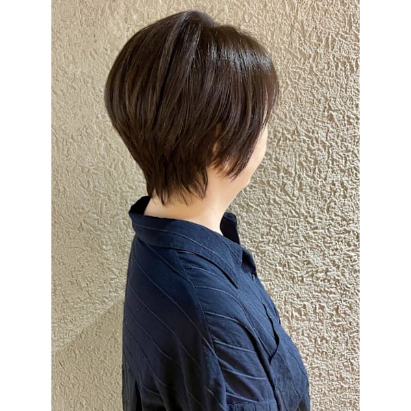 襟足を長めに残すハイレイヤーショート