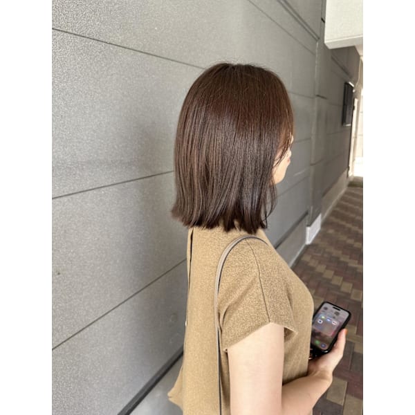 深みのあるブラウンに染めた秋らしいショートボブ