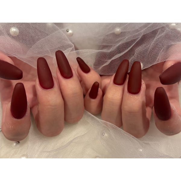 深いレッドをマットで仕上げたロングのワンカラーネイル