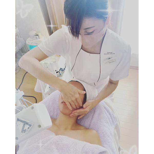 50分のフェイシャルデコルテエステ＆エイジングケア 肩周りの凝りやデコルテを10分プラスでケア