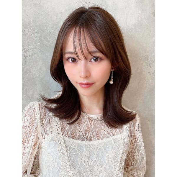 2wayバングでイメチェン顔まわりレイヤーのくびれヘアが人気