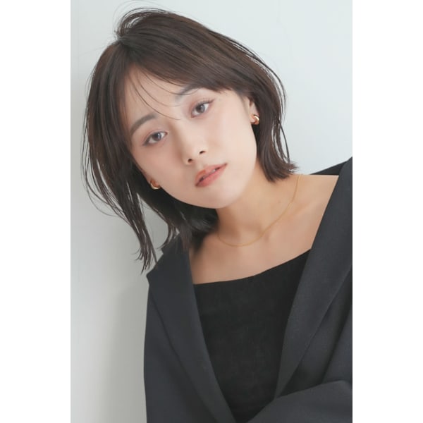 20代30代40代レイヤーカット オリーブベージュ 前髪あり 外ハネボブ
