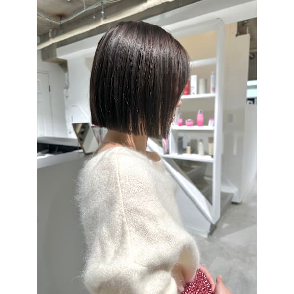 ラベンダーグレージュの暗めボブ