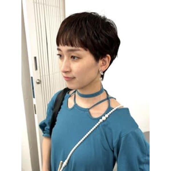 黒髪のナチュラルなピクシーカット