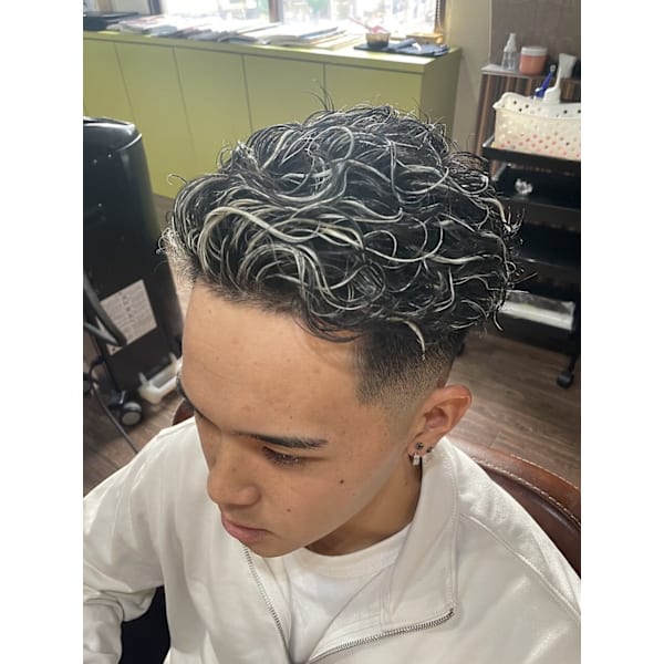 《メンズ限定》カット+パーマ+フルハイライト　¥19800