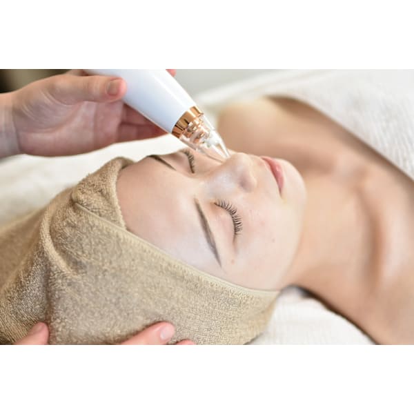 【毛穴洗浄ケア】普段より特別ご褒美ケア　吸引&ピーリングでつるつる毛穴レス肌へ　60分