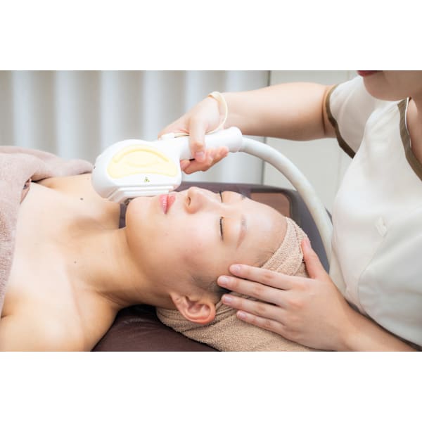 【シェービング付全顔脱毛】フォト効果＋ピーリングでリフト／美白／毛穴レス肌