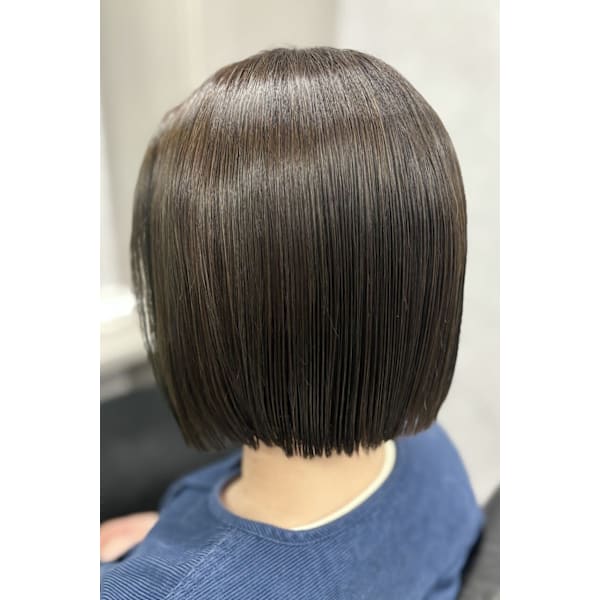 暗めのオリーブブラウンに染めたぱつっとしたミニボブ