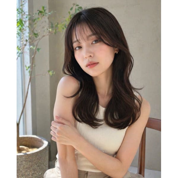 毛先をゆるく巻いた韓国風のハッシュカット（鎖骨あたりのミディアム）