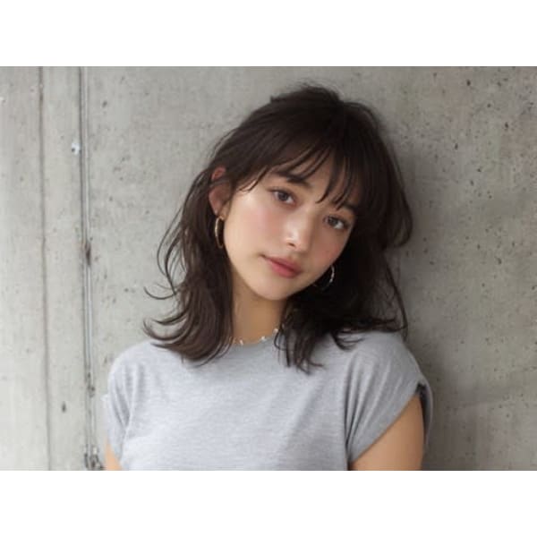 上品でクールな暗髪無造作ミディアム