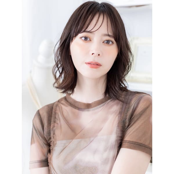 シースルー前髪と韓国巻きを合わせたハッシュカット（ミディアム）