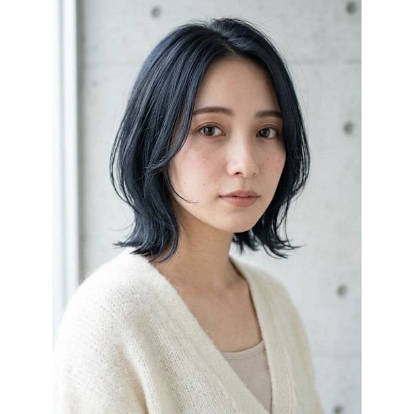前髪を作らない暗髪のあご下ボブ、顔まわりの毛束を長めに残して毛先は外へ