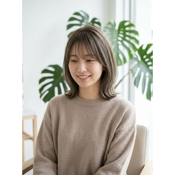 肩すれすれの長さのグレージュブラウンのボブ、眉が透ける薄めの前髪で毛先が外へ向くハッシュカット