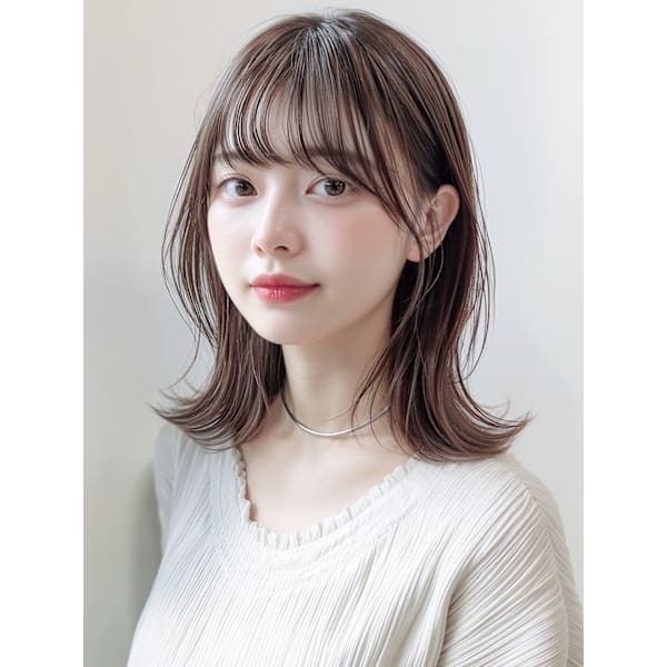 流し前髪と顔まわりの段差を合わせたヘーゼルグレージュのハッシュカット（肩上のミディアム）