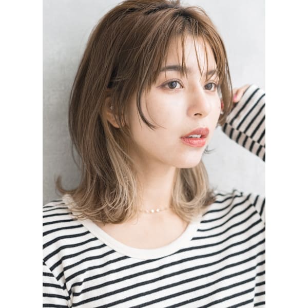 毛先に向かって明るく抜けるハイトーンのハッシュカット（肩上のミディアム）