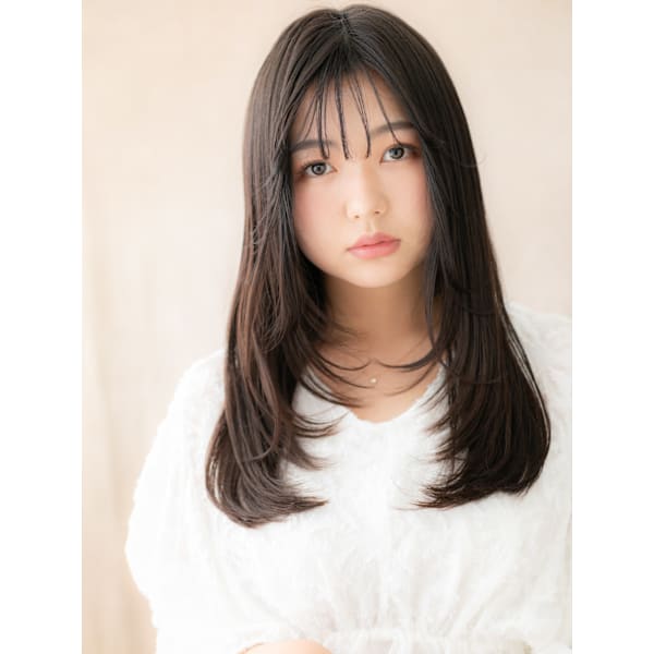 顔まわりだけ段差を入れた黒髪ストレートのハッシュカット(胸上のロング)