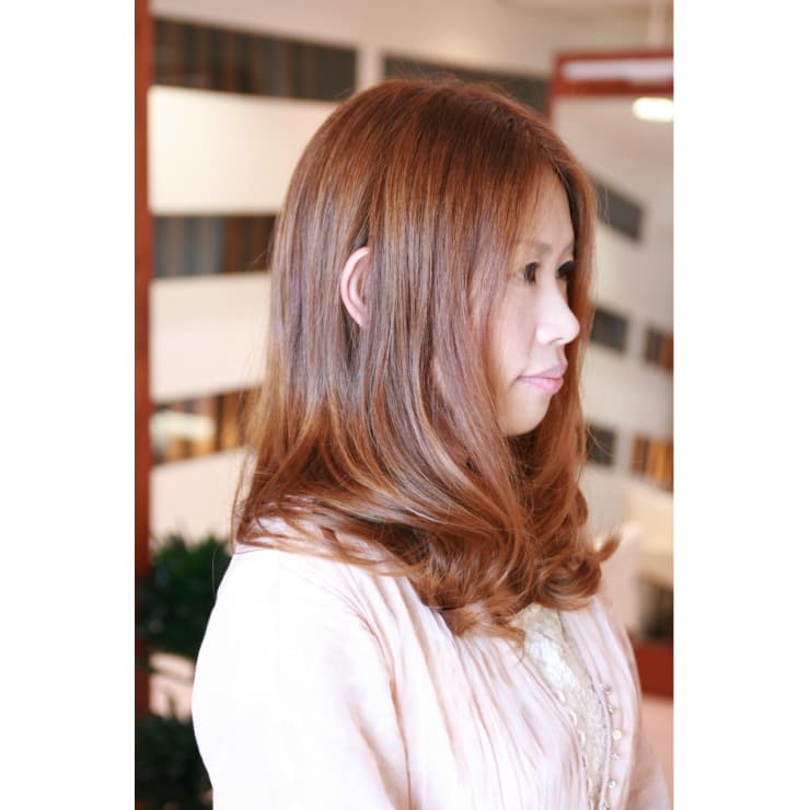 ハイトーンカラーと長め前髪がかわいいロングスタイル Chill Out Hair Logic チルアウトヘアロジック のヘアスタイル 美容院 美容室を予約するなら楽天ビューティ