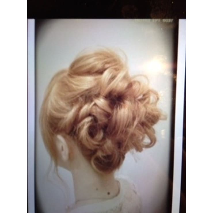 編み込みのある外国人風 ヘアアレンジ Noom By Mode K S 塚本店 ヌームバイモードケイズ のヘアスタイル 美容院 美容室を予約するなら楽天ビューティ