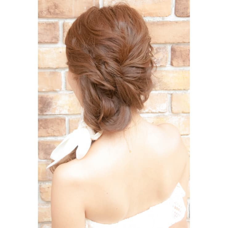 結婚式 二次会に 人気のワンサイドダウン Broto ブロット のヘアスタイル 美容院 美容室を予約するなら楽天ビューティ