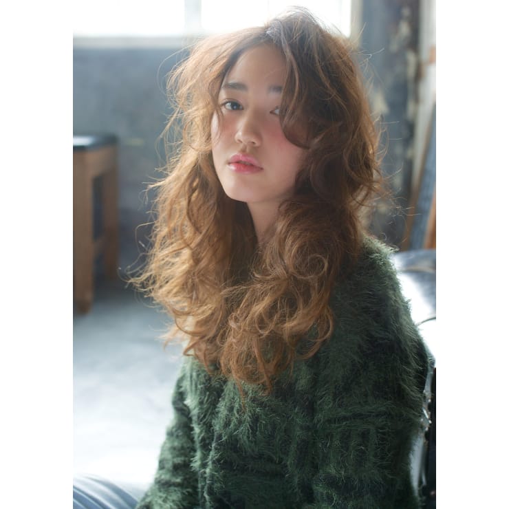 しっかりカールがかわいい 外人風ウエーブ August Hair Nail オーガストヘアネイル のヘアスタイル 美容院 美容室を予約するなら楽天ビューティ