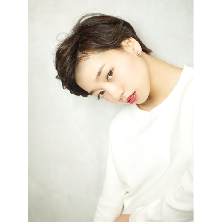 かきあげた前髪でクールなエッジモードショートスタイル Bekku Hair Salon ベックヘアサロン のヘアスタイル 美容院 美容室を予約するなら楽天ビューティ