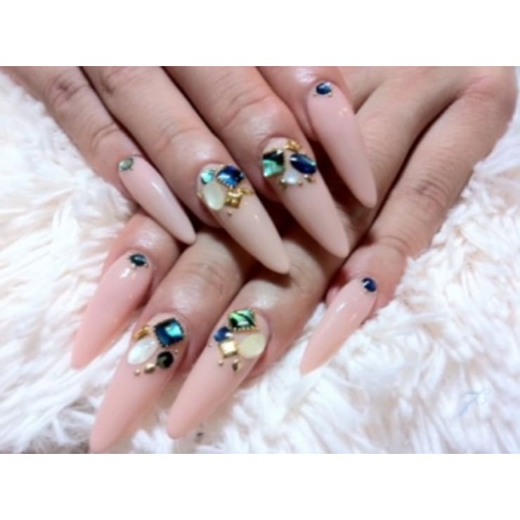 ピンクベージュ 大きめストーンネイル 7 ナナドシー のネイルデザイン ネイル まつげサロンを予約するなら楽天ビューティ