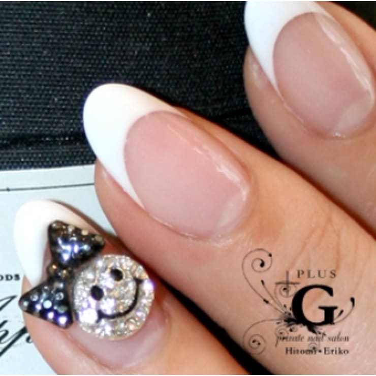 スマイルonホワイトフレンチ Plusg プラスジー のネイルデザイン ネイル まつげサロンを予約するなら楽天ビューティ