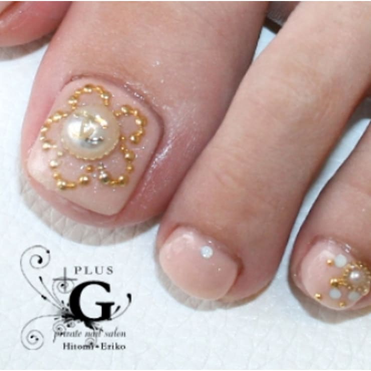 大人ガーリーなフラワーフットネイル | plusG(プラスジー)のネイル