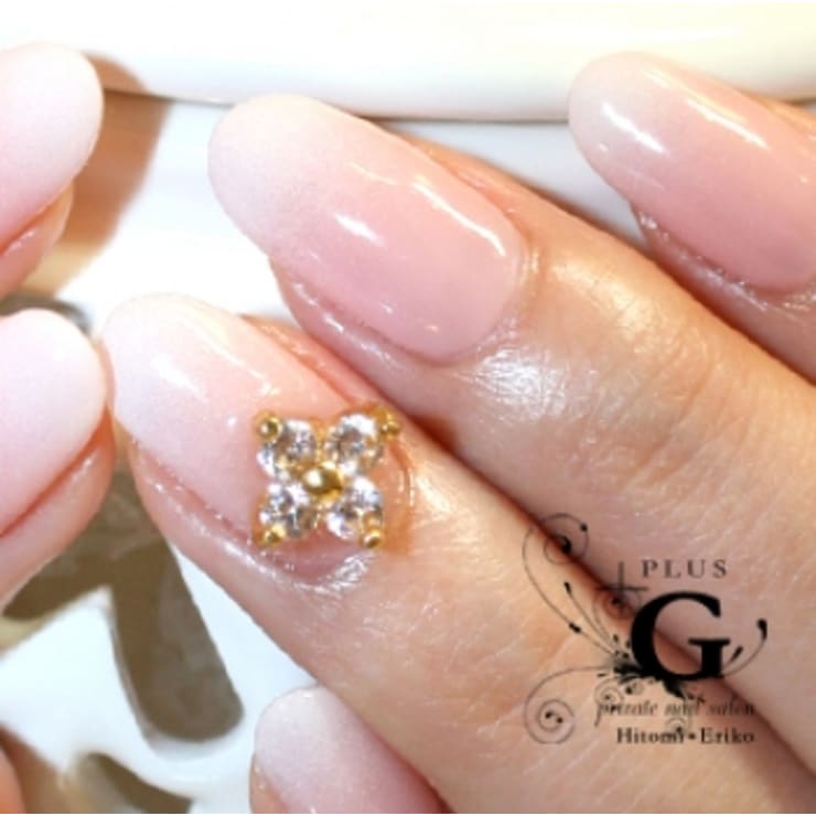 シンプルホワイトグラデーションネイル Plusg プラスジー のネイルデザイン ネイル まつげサロンを予約するなら楽天ビューティ