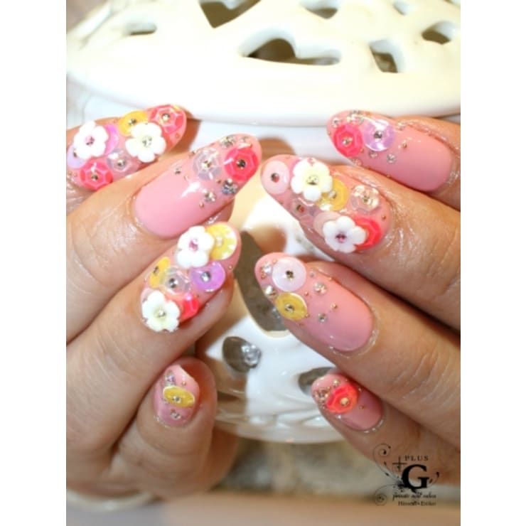 カラフルスパンコールのフラワーネイル | plusG(プラスジー)のネイル