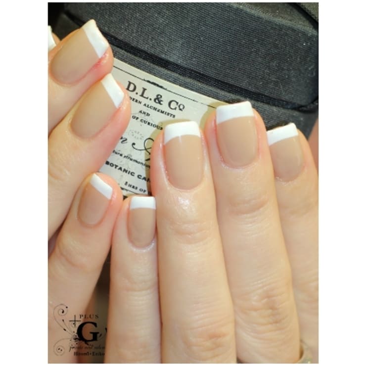 No 2102おしゃれなシンプルフレンチネイル Plusg プラスジー のネイルデザイン ネイル まつげサロンを予約するなら楽天ビューティ