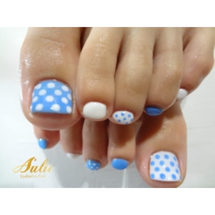 Footnail アイスブルーで水玉ネイル A Ulii Nail アウリー のネイルデザイン ネイル まつげサロンを予約するなら楽天ビューティ