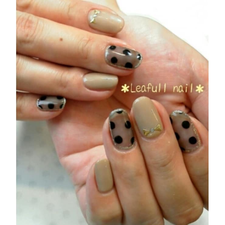 シックなシースルードットネイル Leafull Nail リーフルネイル のネイルデザイン ネイル まつげサロンを予約するなら楽天ビューティ