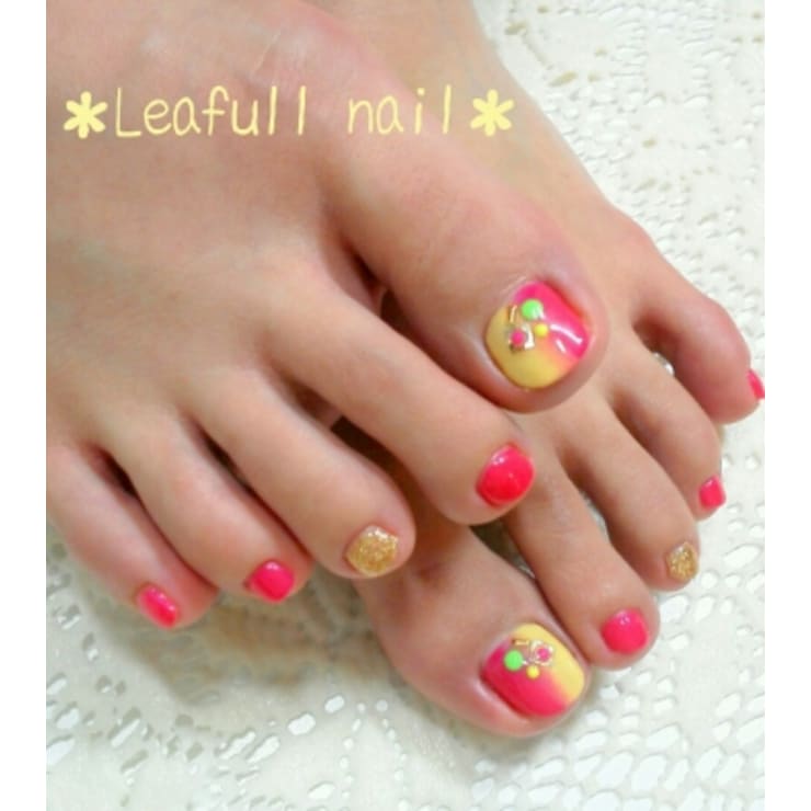 ピンク イエロー縦グラデーションフットジェル Leafull Nail リーフルネイル のネイルデザイン ネイル まつげサロンを予約するなら楽天ビューティ