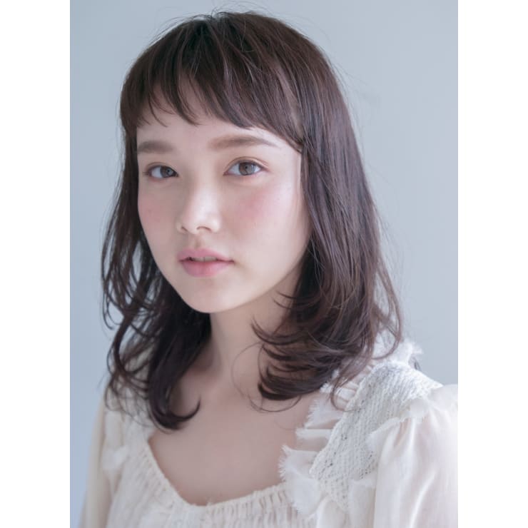 シースルーバングが可愛いエアリーカールミディアム Anti アンティ のヘアスタイル 美容院 美容室を予約するなら楽天ビューティ
