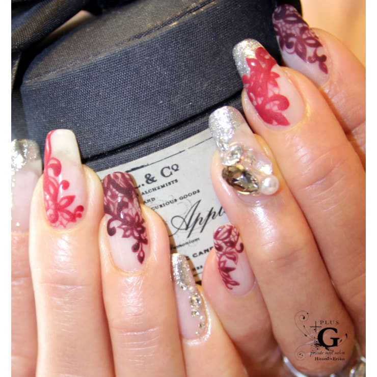 ボタニカルベロアレースでゴージャスドレスアップネイル Plusg プラスジー のネイルデザイン ネイル まつげサロンを予約するなら楽天ビューティ