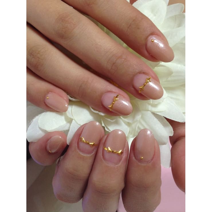 上品で大人可愛いリボンネイル Nailsalon Ecarina エカリーナ のネイルデザイン ネイル まつげサロンを予約するなら楽天ビューティ