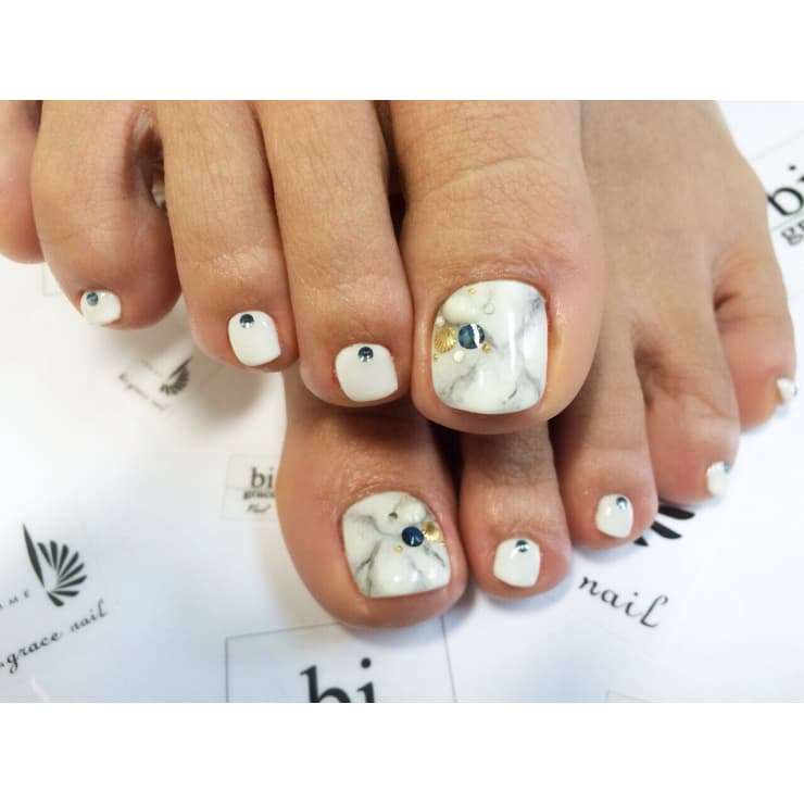 大理石風フットネイル Bi Grace Nail ビ グレイスネイル のネイルデザイン ネイル まつげサロンを予約するなら楽天ビューティ