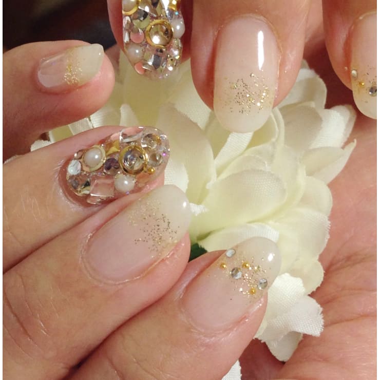 ホワイトグラデーション キラキラワンポイントビジューネイル Nailsalon Ecarina エカリーナ のネイルデザイン ネイル まつげサロンを予約するなら楽天ビューティ ホワイトグラデーション キラキラワンポイントビジューネイル Nailsalon Ecarina エカリーナ のネイルデザイン ネイル まつげサロンを予約するなら楽天ビューティ