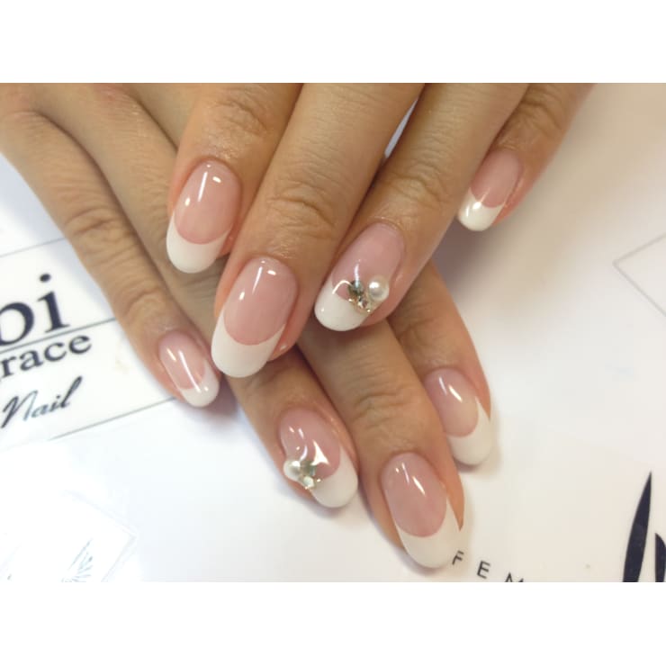 白フレンチネイル Bi Grace Nail ビ グレイスネイル のネイルデザイン ネイル まつげサロンを予約するなら楽天ビューティ