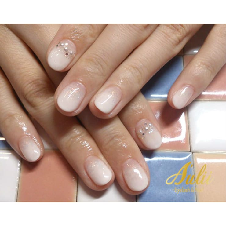 ホワイトパール グラデーション A Ulii Nail アウリー のネイルデザイン ネイル まつげサロンを予約するなら楽天ビューティ