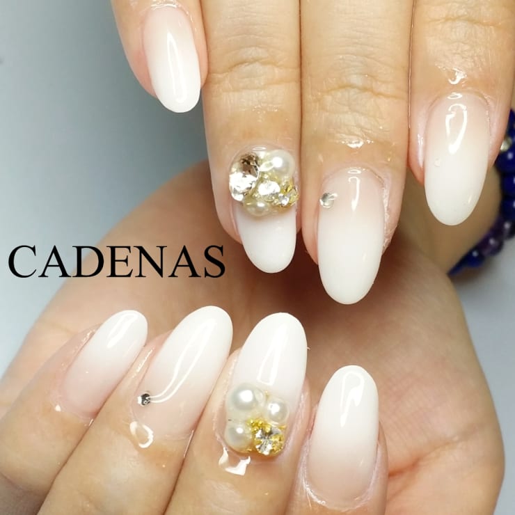 白グラデーション Cadenas カデナ のネイルデザイン ネイル まつげサロンを予約するなら楽天ビューティ