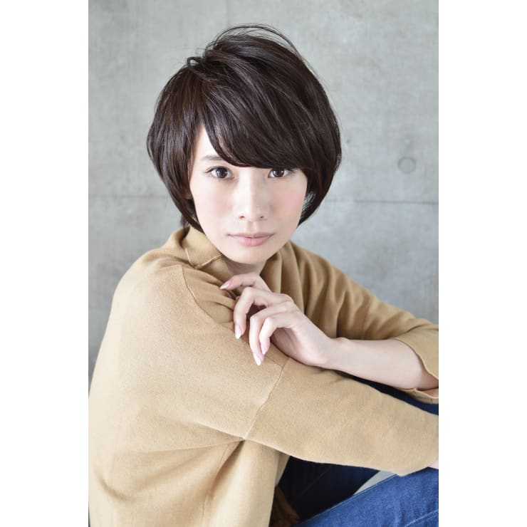 大人かわいい流し前髪ショートボブ Trois Epis 表参道 トロワエピ オモテサンドウ のヘアスタイル 美容院 美容室を予約するなら楽天ビューティ