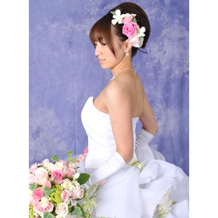 春のウェディングドレススタイル 生花髪飾りブライダルヘア Blooming Beauty Stage ブルーミングビューティーステージ のヘアスタイル 美容院 美容室を予約するなら楽天ビューティ