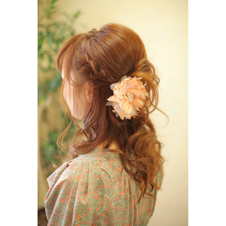 編み込みコサージュ 結婚式 ２次会ハーフアップスタイル ｍ Broto ブロット のヘアスタイル 美容院 美容室を予約するなら楽天ビューティ